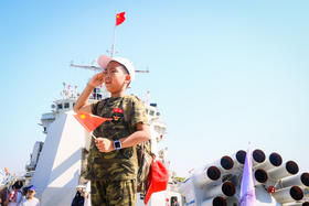 “逐浪少年 舰证远航”南都国防教育小记者实践活动