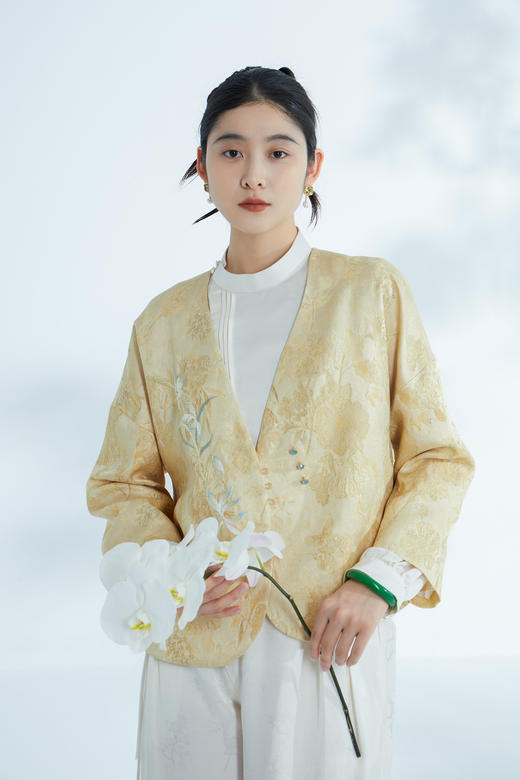 荷言HEYEN 晨曦 真丝羊毛芥黄色蔷薇提花新中式外套手工串珠高定系列 商品图0