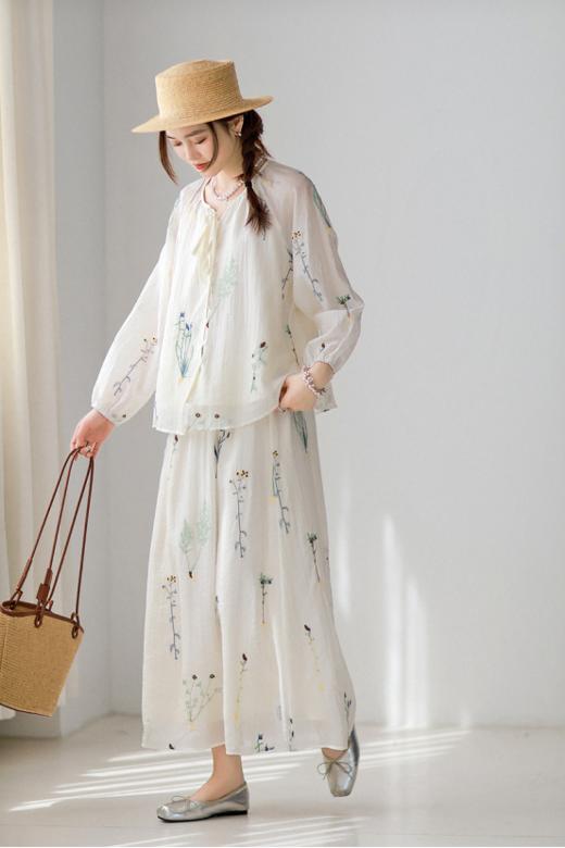 🌸【弦月烟雨绣花长袖裙子两件套】小衫设计——新中式美学🌿，细节藏诗意 ✅淡雅东方韵味｜简约贝母扣、提花微阔袖型✔️，将传统元素化繁为简，日常穿搭不显刻意。 商品图6