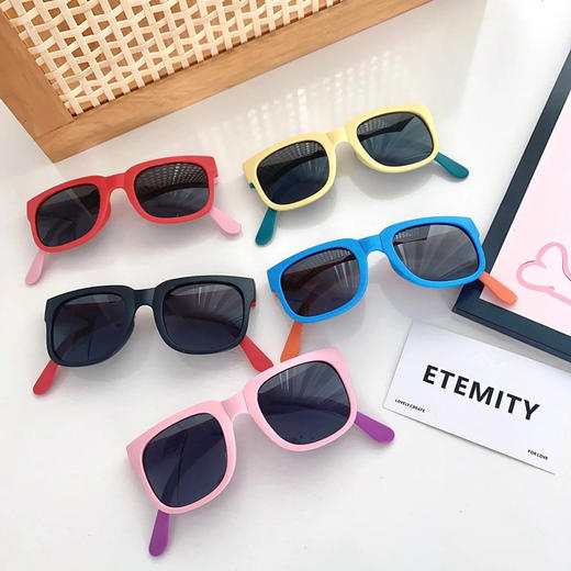 🌸防紫外线❗️儿童专属墨镜🔥【YiLuoShan儿童撞色折叠墨镜】👉撞色五色可选还送小动物🐒收纳盒❗️❗️户外活动护眼必备‼️ 小巧轻盈、可折叠！ 商品图2