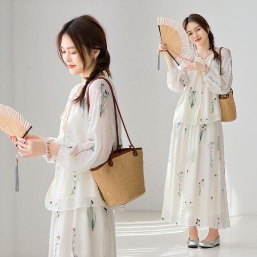🌸【弦月烟雨绣花长袖裙子两件套】小衫设计——新中式美学🌿，细节藏诗意 ✅淡雅东方韵味｜简约贝母扣、提花微阔袖型✔️，将传统元素化繁为简，日常穿搭不显刻意。 商品图0