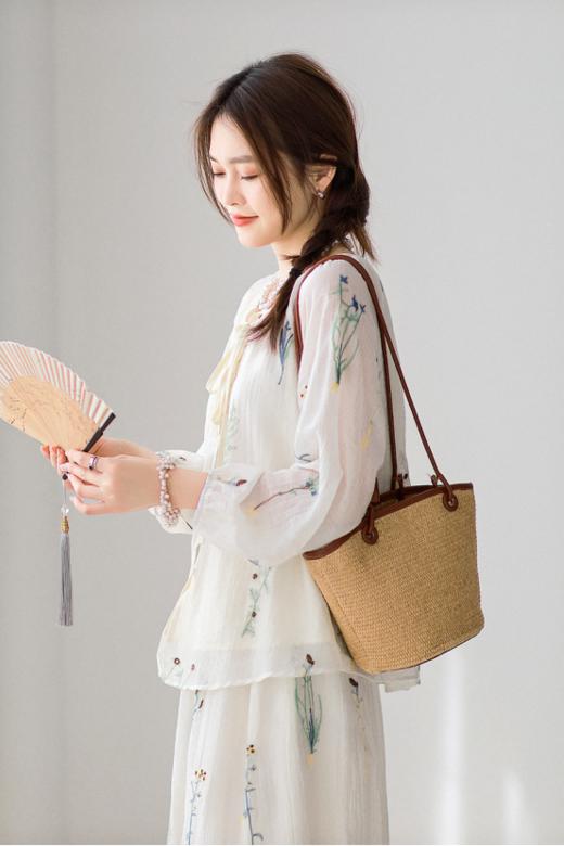 🌸【弦月烟雨绣花长袖裙子两件套】小衫设计——新中式美学🌿，细节藏诗意 ✅淡雅东方韵味｜简约贝母扣、提花微阔袖型✔️，将传统元素化繁为简，日常穿搭不显刻意。 商品图3