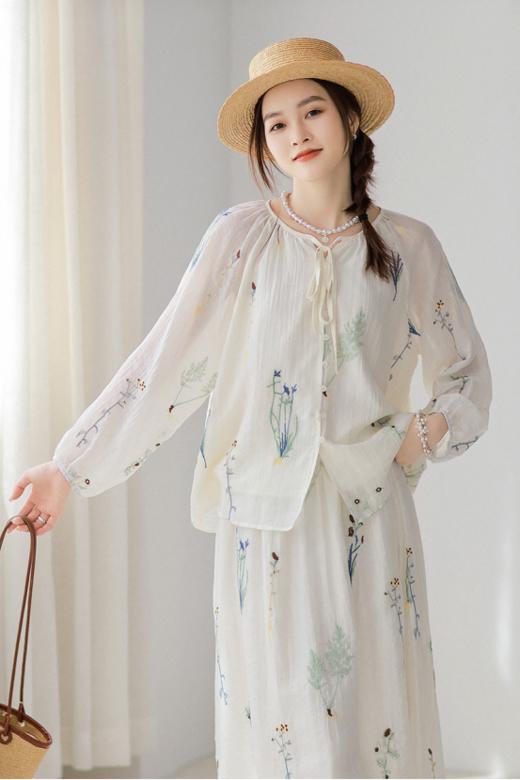 🌸【弦月烟雨绣花长袖裙子两件套】小衫设计——新中式美学🌿，细节藏诗意 ✅淡雅东方韵味｜简约贝母扣、提花微阔袖型✔️，将传统元素化繁为简，日常穿搭不显刻意。 商品图2