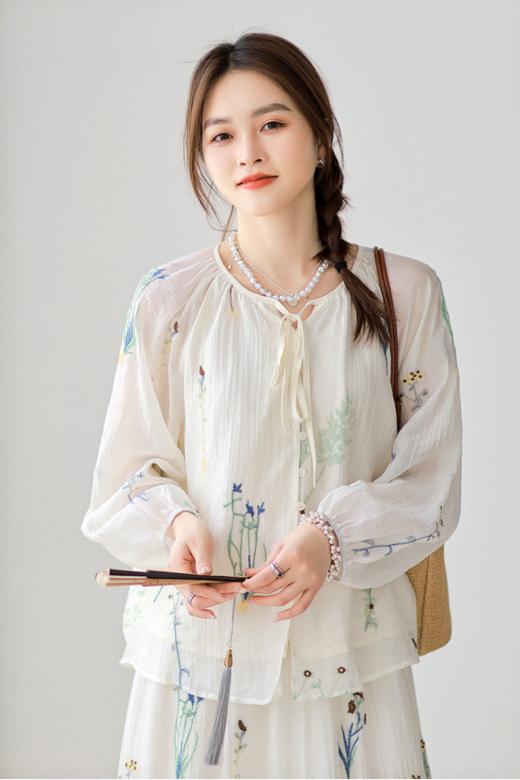 🌸【弦月烟雨绣花长袖裙子两件套】小衫设计——新中式美学🌿，细节藏诗意 ✅淡雅东方韵味｜简约贝母扣、提花微阔袖型✔️，将传统元素化繁为简，日常穿搭不显刻意。 商品图1