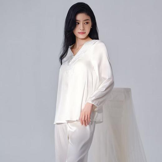 3楼安莉芳【2025】新品桑蚕丝混纺V领带杯家居服套装EL00846吊牌价2399元现价2039元 商品图3