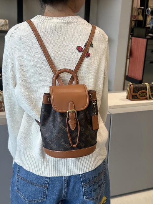 蔻驰COACH  Harper双肩包 可爱造型mini双肩包 超级可爱软萌  包身很轻巧 有抽绳和包盖安全🔐  行李箱🧳式的把手还可以手提 大学生穿搭 就搭它吧！好看🤩 商品图2