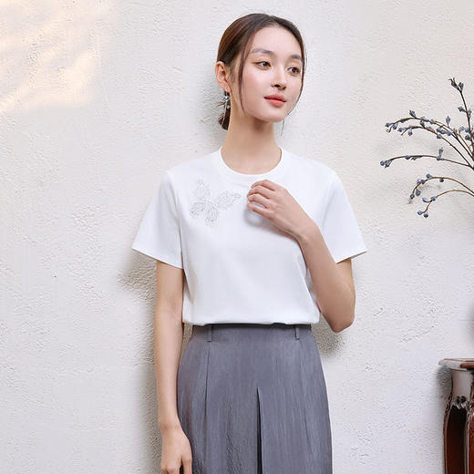 玳莎蝴蝶刺绣白色T恤女2025年夏季新款显瘦百搭圆领绣花短袖上衣  FB32104 商品图1