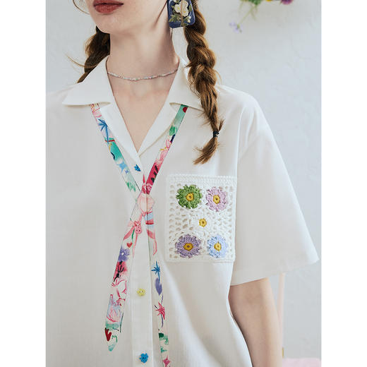 两三事 甜梦捕手 2025夏季新款森女风手钩花口袋印花假领带衬衫女 商品图2