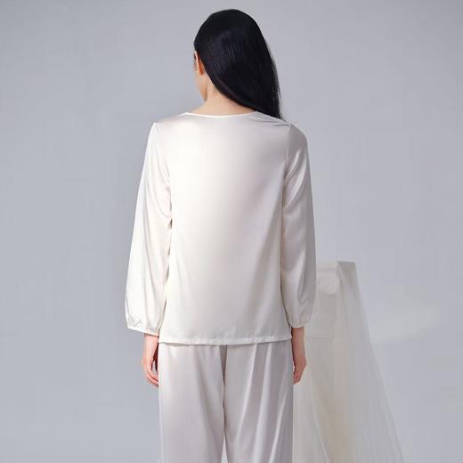 3楼安莉芳【2025】新品桑蚕丝混纺V领带杯家居服套装EL00846吊牌价2399元现价2039元 商品图2