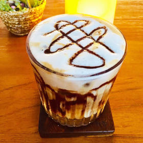 【摩卡拿铁】 (淡香纯牛乳+巧克力酱+咖啡)