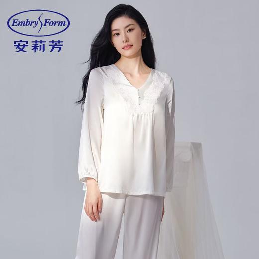 3楼安莉芳【2025】新品桑蚕丝混纺V领带杯家居服套装EL00846吊牌价2399元现价2039元 商品图0