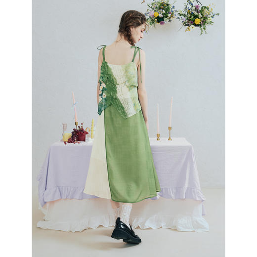 两三事 森灵绮梦 2025夏季新款小清新印花拼色绑带吊带裙连衣裙 商品图4