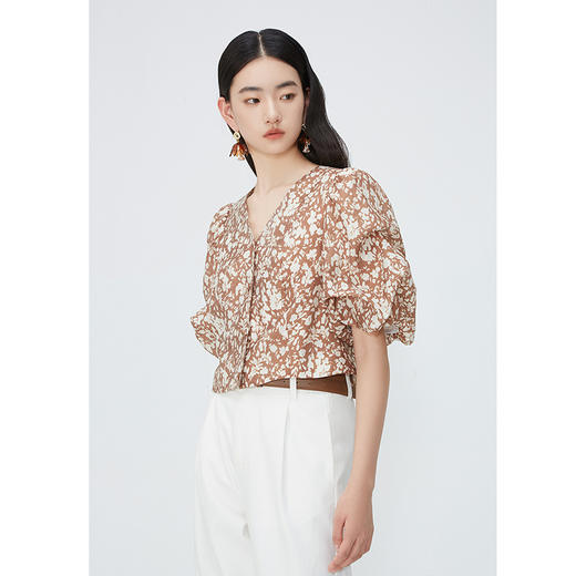 NEELLY纳俪商场同款夏新款泡泡袖V领衬衫女碎花桑蚕丝单排扣上衣N25054B04627 商品图2