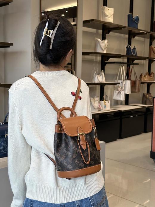 蔻驰COACH  Harper双肩包 可爱造型mini双肩包 超级可爱软萌  包身很轻巧 有抽绳和包盖安全🔐  行李箱🧳式的把手还可以手提 大学生穿搭 就搭它吧！好看🤩 商品图1