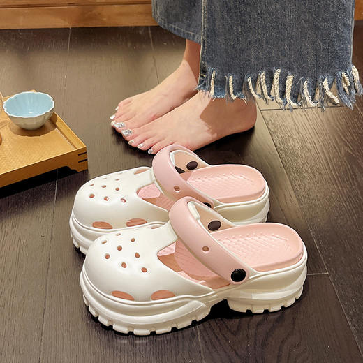 【可甜可酷！日常通勤】新款时尚洞洞鞋eva踩屎感女夏季清凉室内增高厚底外穿软底。ry 商品图2