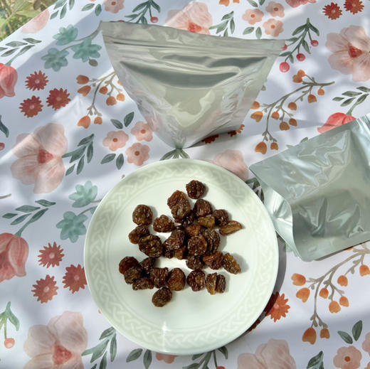 女皇葡萄果脯。原料是我们的无农残女皇葡萄，纯天然制做，没有任何添加剂，不加糖，只烘干，甜蜜怡人。8 斤鲜果出 1 斤果脯。缺点是有核，但可以轻松吐掉。 商品图0