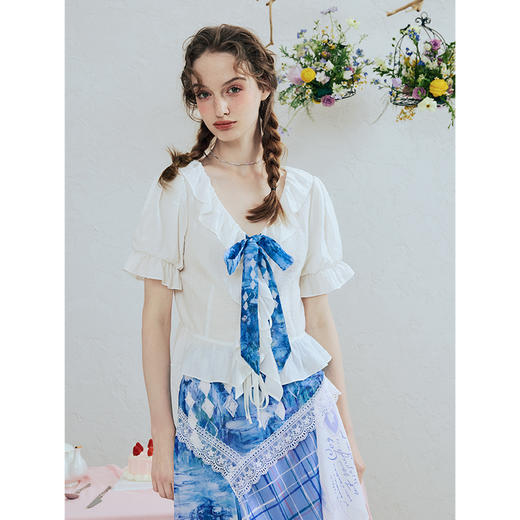 两三事 花楹织夏 2025夏季新款甜美泡泡袖荷叶边印花绑带衬衫女 商品图1