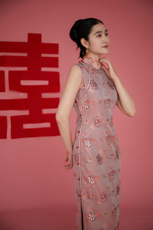 荷言HEYEN 花漾 非遗真丝牡丹纹双面异色罗新娘旗袍手工牡丹盘扣胸针高定系列 商品图4