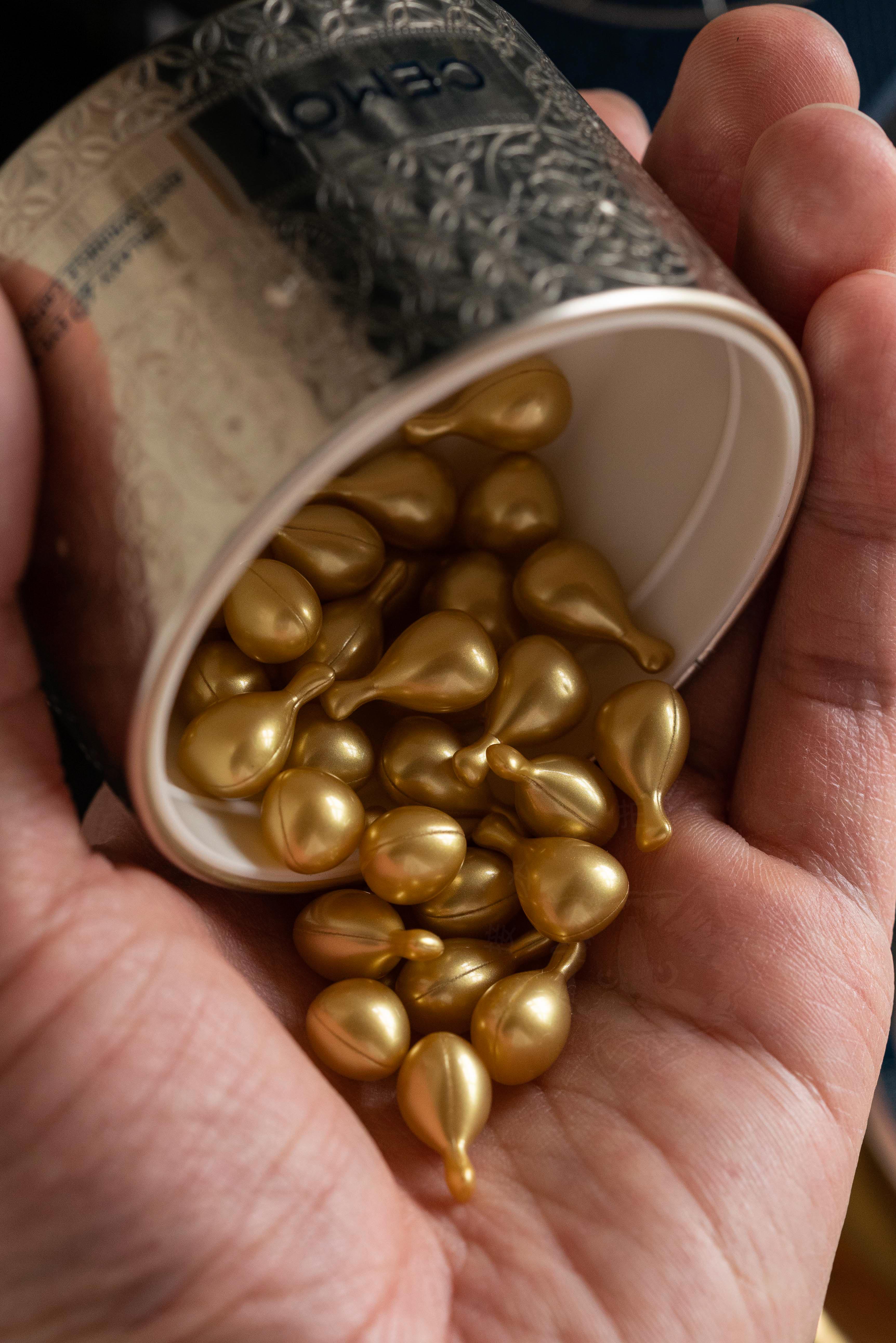 赠送10粒*3！！贵妇眼周维养首选👉🏻CEMOY眼膜胶囊精华  ✅三重肉毒肽 强势固定眼周轮廓，解决松弛细纹凹陷 ✅A醇淡纹（包括细纹、鱼尾纹、顽固纹）