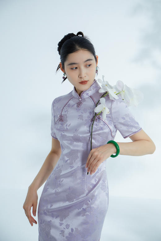 荷言HEYEN 黛汐 真丝羊毛牡丹提花织金紫色旗袍手工钉珠桃心盘扣高定系列 商品图0