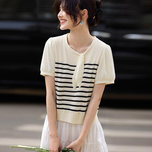 【周四狂欢价】熙世界法式飘带丝巾领冰丝针织衫女薄款短袖条纹上衣2025夏季新款 商品图3