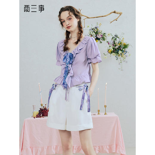 两三事 花楹织夏 2025夏季新款甜美泡泡袖荷叶边印花绑带衬衫女 商品图0
