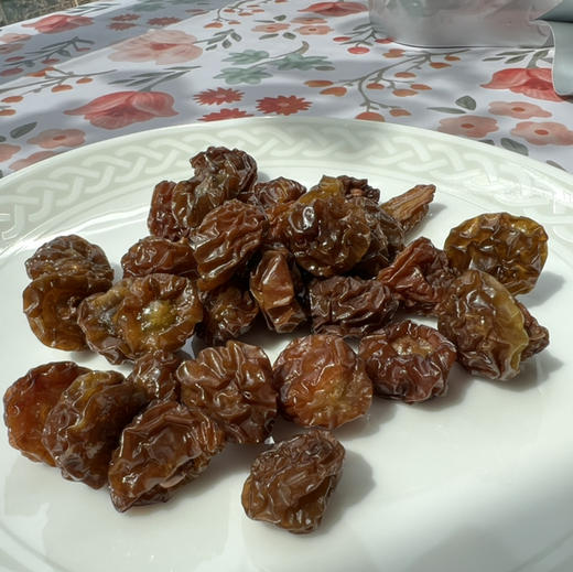 女皇葡萄果脯。原料是我们的无农残女皇葡萄，纯天然制做，没有任何添加剂，不加糖，只烘干，甜蜜怡人。8 斤鲜果出 1 斤果脯。缺点是有核，但可以轻松吐掉。 商品图1