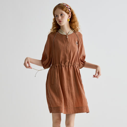 谜底连衣裙短袖女2025夏季新品休闲运动宽松收腰中长裙252ML0686 商品图1