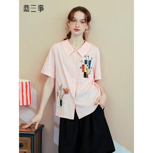 两三事 欧若灵光 2025夏季新款文艺风手绘涂鸦刺绣印花短袖衬衫女 商品图0