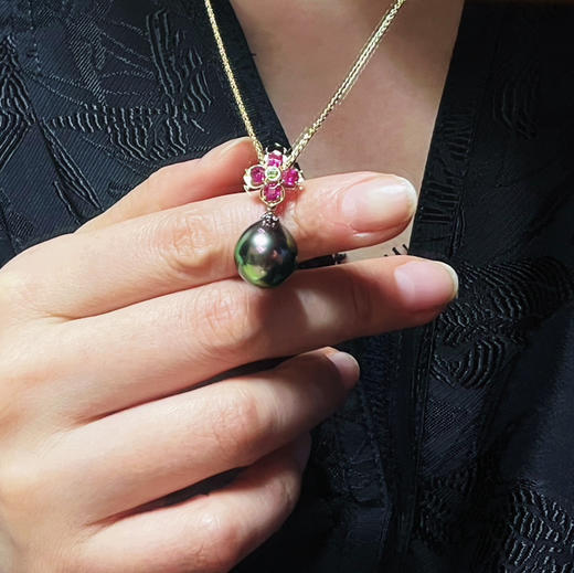 BY EVITA系列 18K镶红宝石、沙弗莱和孔雀绿色大溪地珍珠 坠子 商品图2