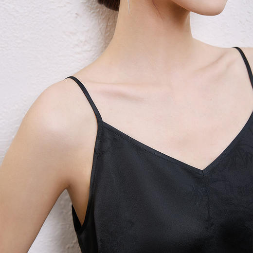 玳莎重磅真丝吊带2025粘夏季新款简约时尚100%桑蚕丝V领提花背心  FB31005 商品图3