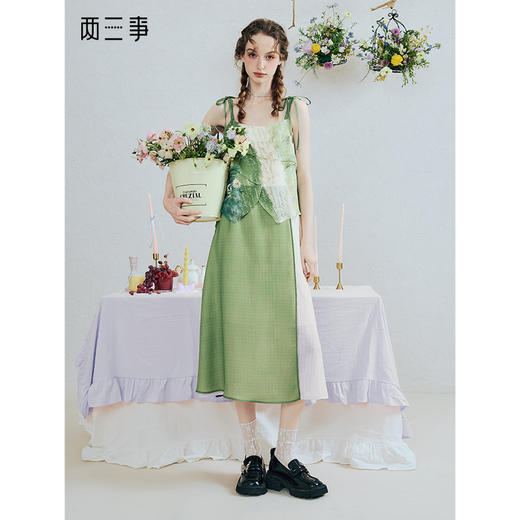 两三事 森灵绮梦 2025夏季新款小清新印花拼色绑带吊带裙连衣裙 商品图0