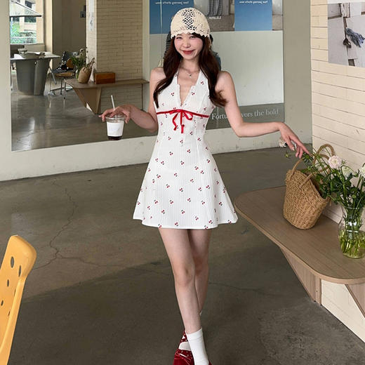 西遇碎花挂脖连衣裙女夏季新款旅游法式a字收腰吊带裙子SS050646 商品图1