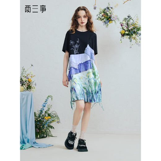 两三事 鸢海迷舞 2025夏季新款复古压褶拼布印花刺绣t恤裙连衣裙 商品图0