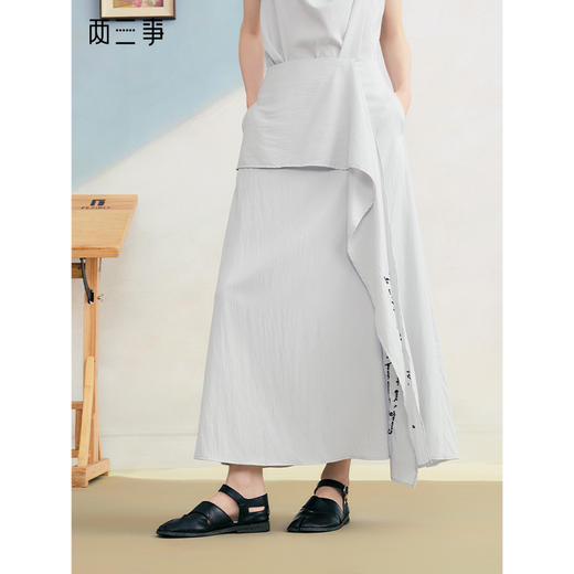 两三事 风信漫境 2025夏季新款文艺风字母刺绣不规则直筒半身裙 商品图0