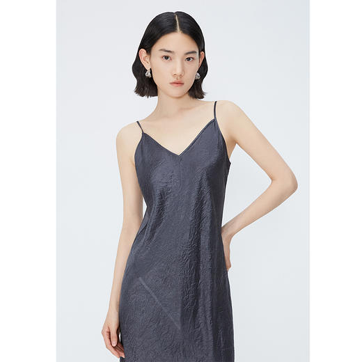 NEELLY纳俪商场同款夏新款V领时髦显瘦洋气吊带裙女肌理垂感长裙N25054Y04647 商品图1