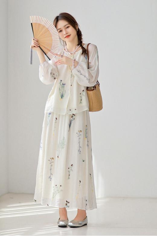 🌸【弦月烟雨绣花长袖裙子两件套】小衫设计——新中式美学🌿，细节藏诗意 ✅淡雅东方韵味｜简约贝母扣、提花微阔袖型✔️，将传统元素化繁为简，日常穿搭不显刻意。 商品图4