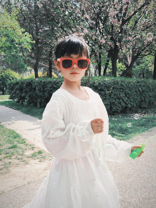 🌸防紫外线❗️儿童专属墨镜🔥【YiLuoShan儿童撞色折叠墨镜】👉撞色五色可选还送小动物🐒收纳盒❗️❗️户外活动护眼必备‼️ 小巧轻盈、可折叠！ 商品图5