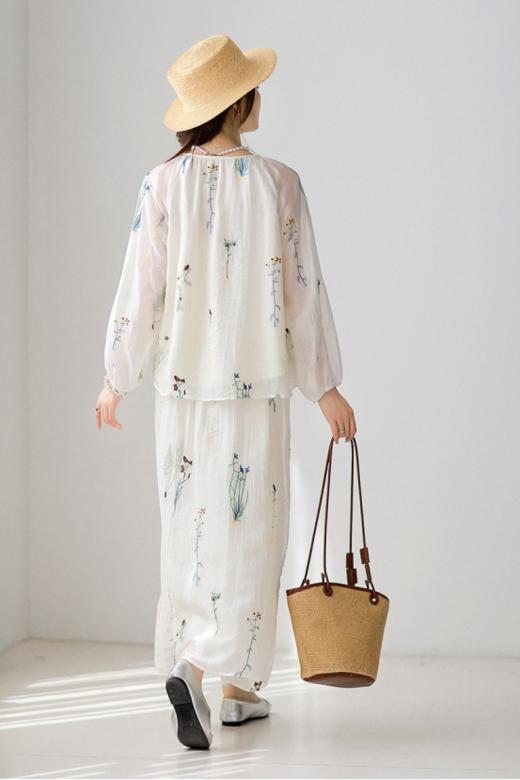 🌸【弦月烟雨绣花长袖裙子两件套】小衫设计——新中式美学🌿，细节藏诗意 ✅淡雅东方韵味｜简约贝母扣、提花微阔袖型✔️，将传统元素化繁为简，日常穿搭不显刻意。 商品图5