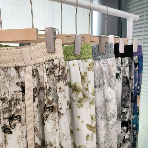 ♦️看不腻的国风凉感阔腿裤💰59就能拿下【AILISCOCO新中式扎染阔腿裤】专治胯宽、腿粗🥰高品质自留款!!穿着真的炒舒服！ 精准拿捏🤏清冷禅意风 中式氛围美~ 商品图2