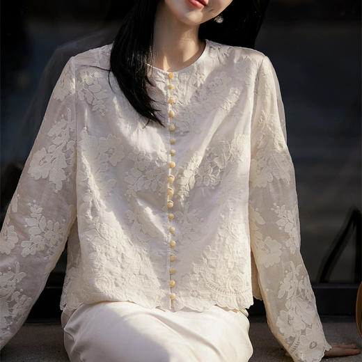 【新中式白月光套装】ORIGNAL&CO 温柔小圆领波浪边天丝刺绣小上衣+缎面流光半裙   优选天丝面料 重工花朵刺绣 立体别致！ 商品图3