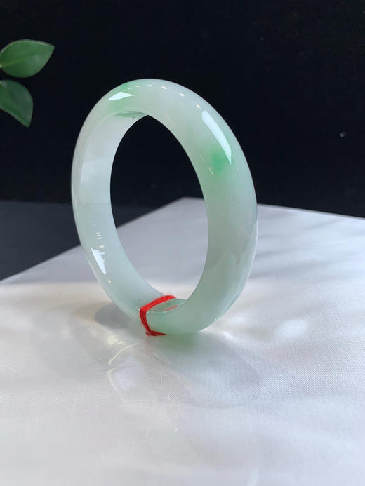 612753，57.5 飘绿正圈手镯，糯化底，飘清新绿。干净水润 商品图3