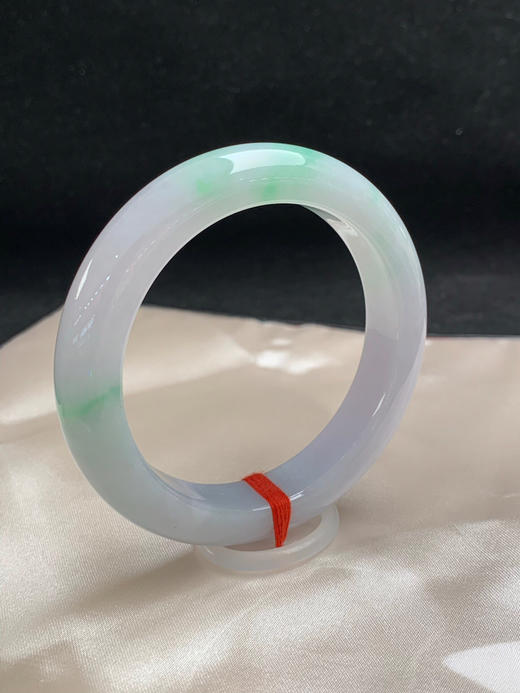 612763，55.8圈口，细糯春彩正圈平安镯，紫底飘绿，条形厚装 商品图1