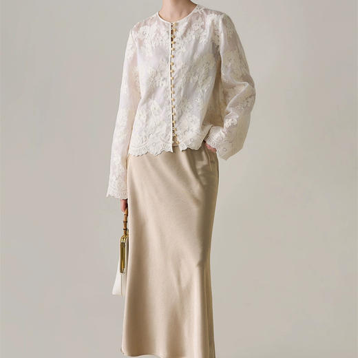 【新中式白月光套装】ORIGNAL&CO 温柔小圆领波浪边天丝刺绣小上衣+缎面流光半裙   优选天丝面料 重工花朵刺绣 立体别致！ 商品图2