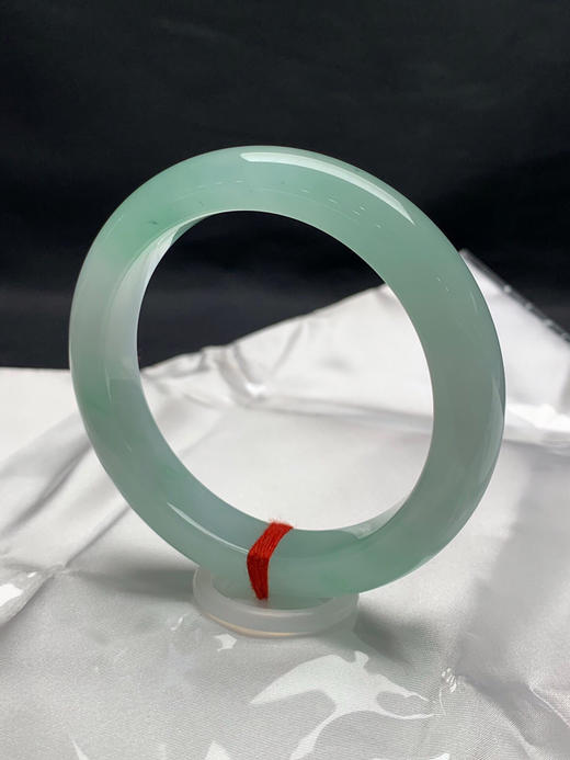 612767，56.3圈口，冰甜绿正圈平安镯，冰胶起光，晴水甜绿底色 商品图2