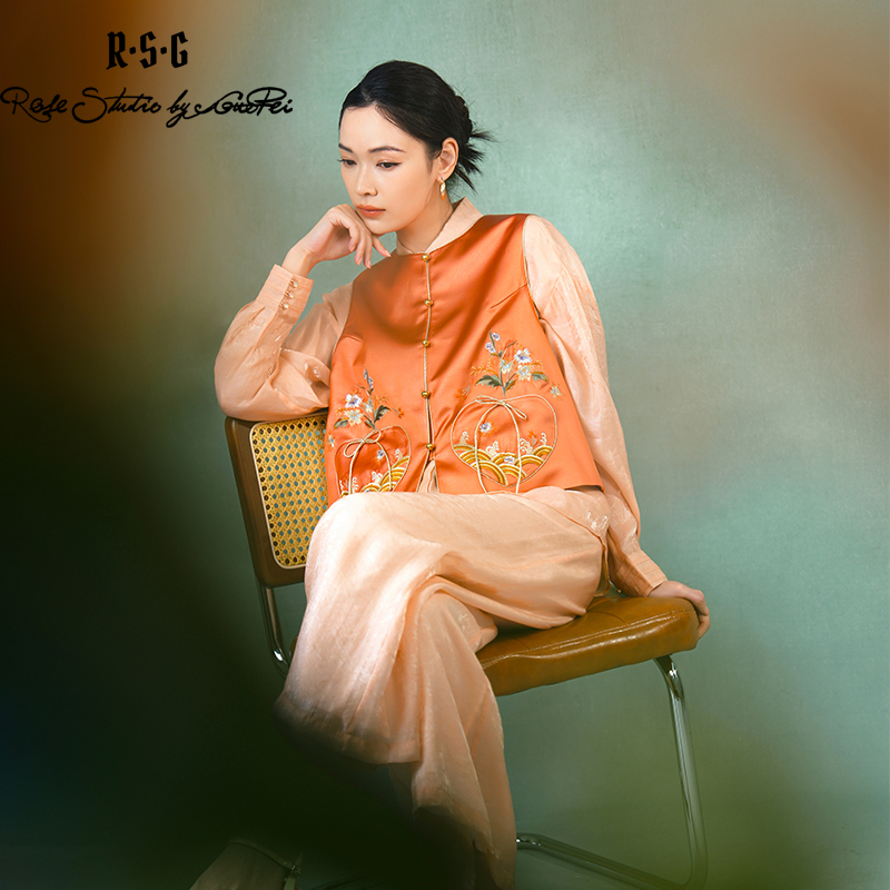 郭培成衣品牌精品系列新中式凤尾花刺绣爱心双兜马甲