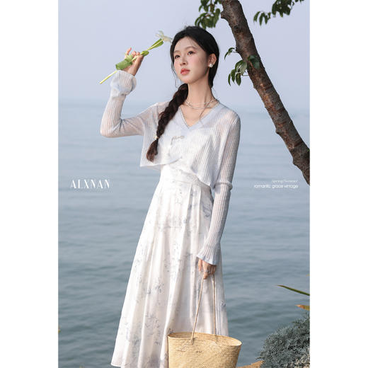 鹿向南 「清雅花信」法式复古碎花女吊带连衣裙夏季新款度假风长裙 商品图2