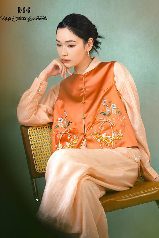 郭培成衣品牌精品系列新中式凤尾花刺绣爱心双兜马甲 商品图5