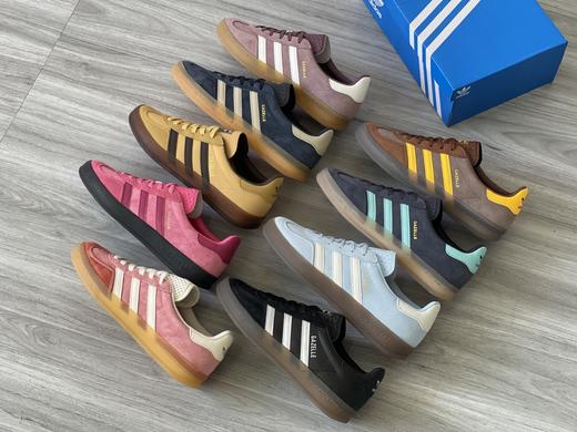 公司级原单出品 情侣款 Adidas GazelleIndoor德训鞋 每个颜色都有不一样的味道 非常有质感，体的鞋型非常的复古 来穿出属于自己的风格~ 商品图0