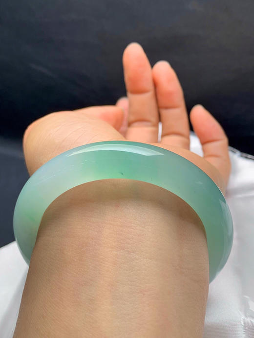 612767，56.3圈口，冰甜绿正圈平安镯，冰胶起光，晴水甜绿底色 商品图4